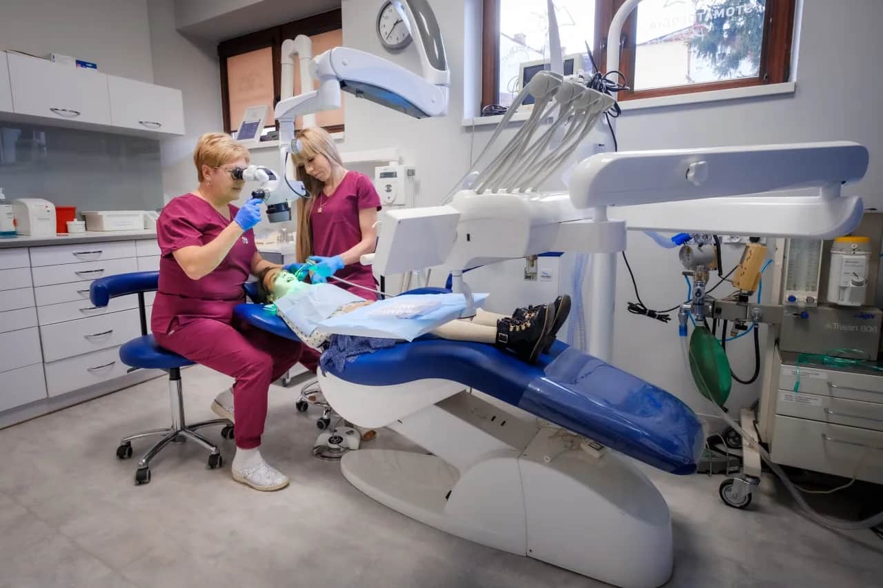 Bezpieczne leczenie zębów dziecka pod narkozą? Wszystko, co musisz wiedzieć