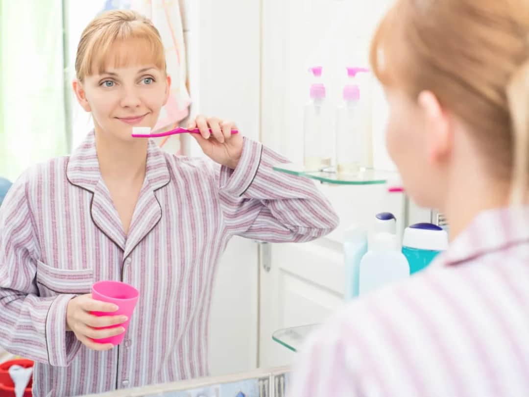 Płukanie ust: błąd, który niszczy zęby? Ekspert wyjaśnia