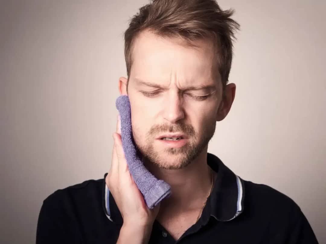 Wyrwanie zęba a alkohol: Kiedy jest bezpiecznie i co ryzykujesz?