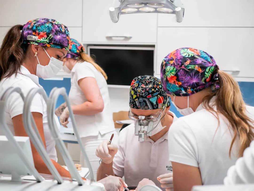 Zdjęcie szwów z dziąsła: Czy to boli? Sprawdź, co poczujesz!