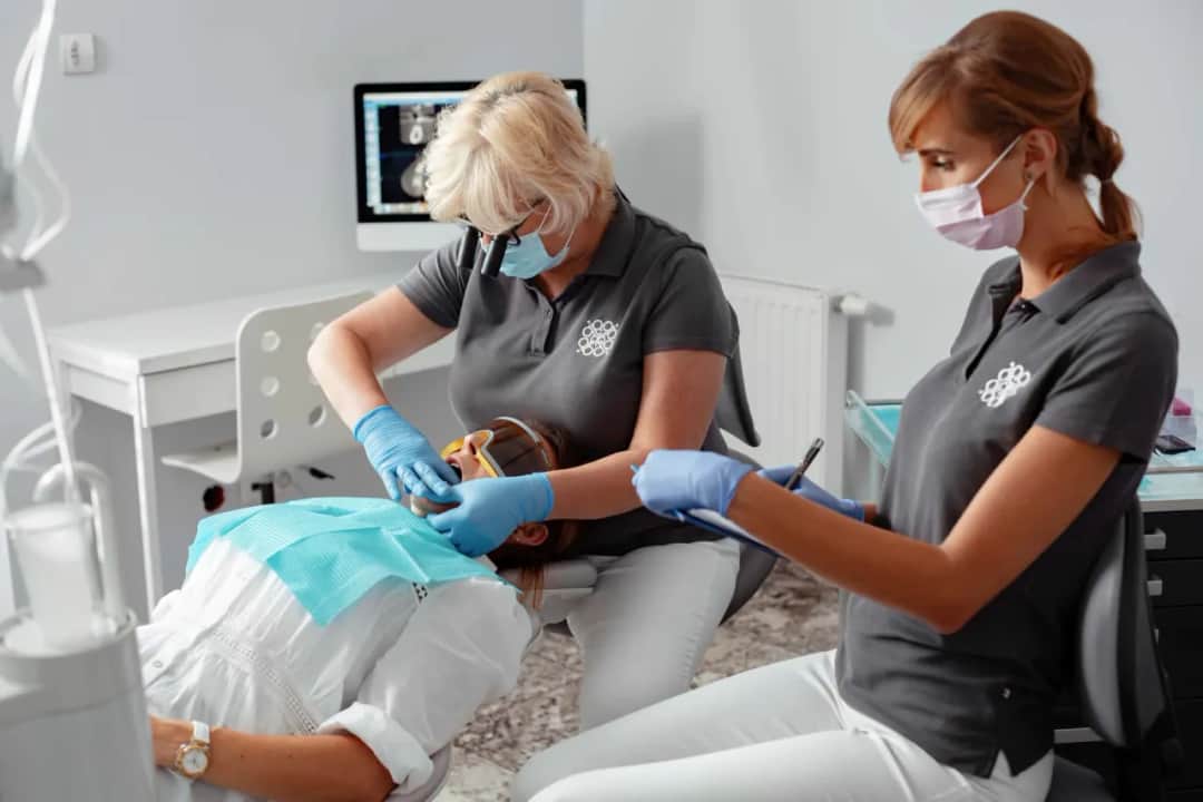 Cofnięte dziąsła? Odbudowa i leczenie recesji Poradnik